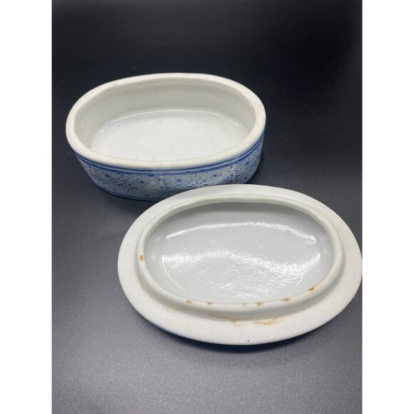 Vintage Oriental Porcelain Trinket Box in Oval shape White and Blue pattern. - Picture 4 of 9